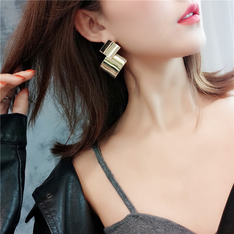 Koreanische Neue Ohrringe Ohrringe Persönlichkeit Metall Diamant Anhänger Europäische Und Amerikanische Übertriebene Ohrringe Lange Temperament Ohrringe Frauen display picture 1
