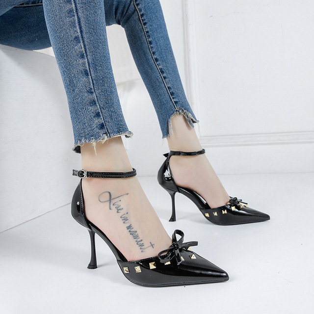 pointed rivets thin heels shallow mouths sandals butterfly-knotted 