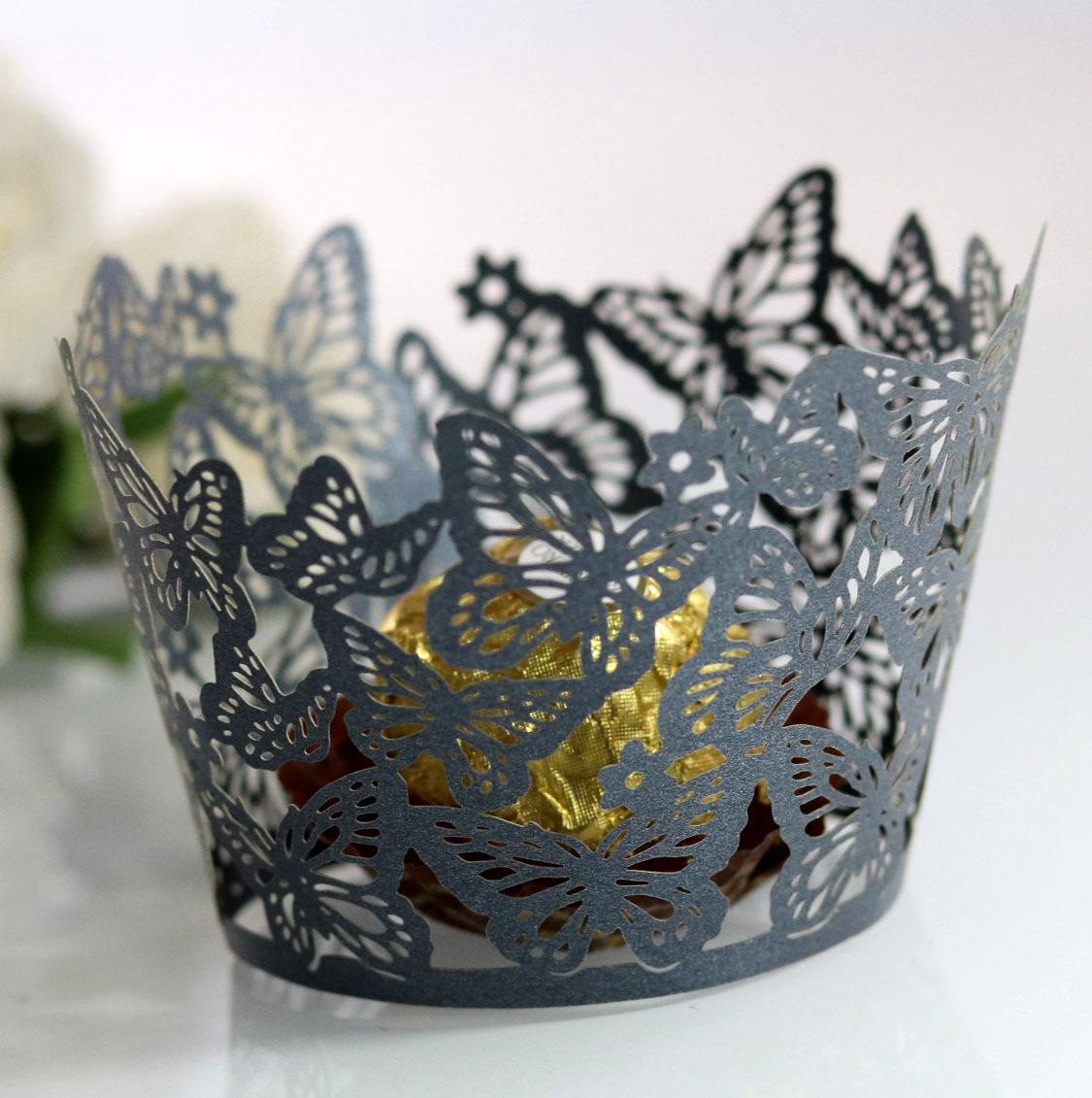 Amazon láser hueco mariposa taza de papel reflectante de oro pastel borde taza pastel hornear encaje en stock