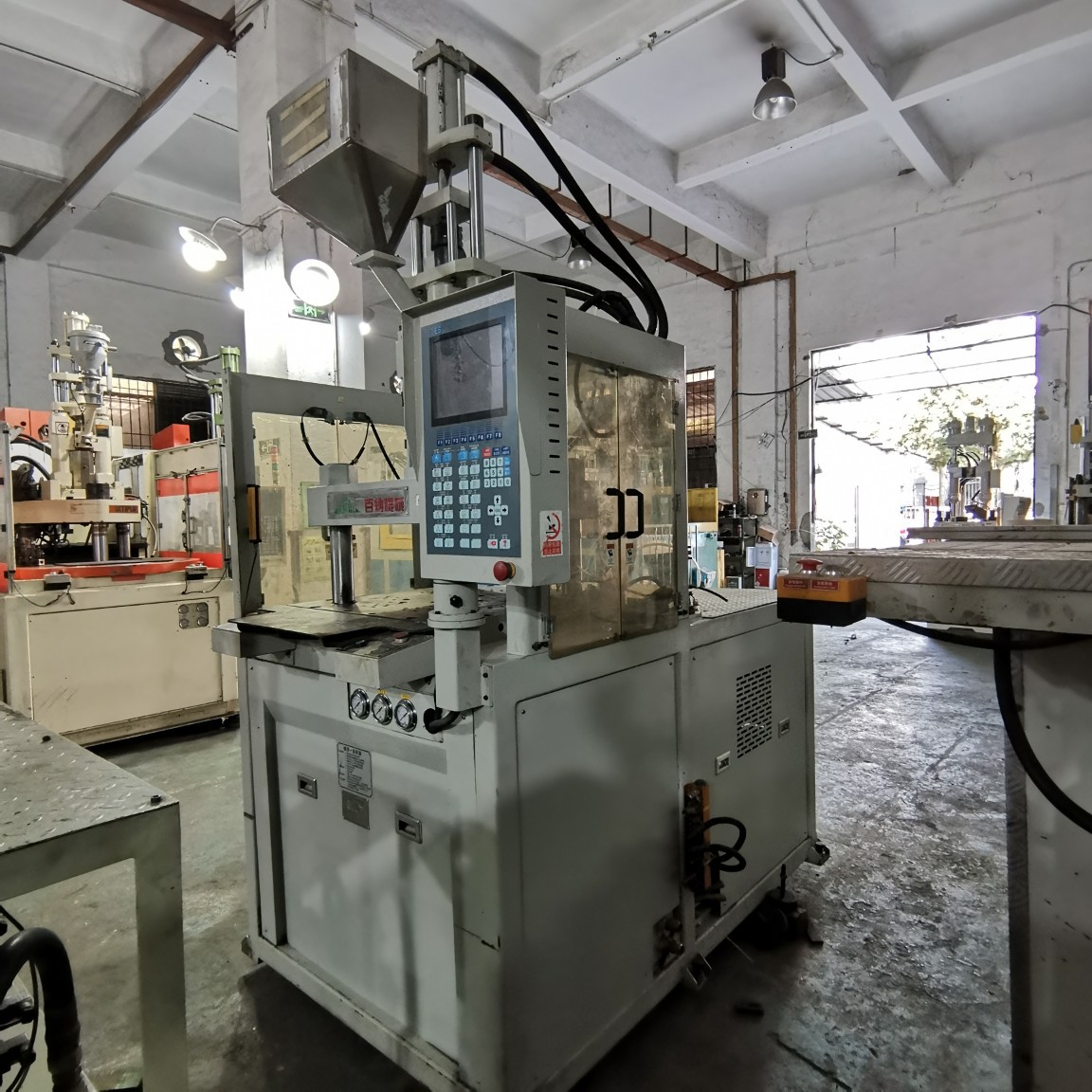 厂家出售转让9.5成新私服高速85吨立式注塑机|ms