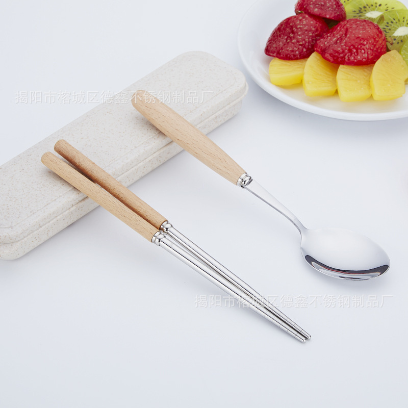 두 조각 나무 손잡이 숟가락과 젓가락