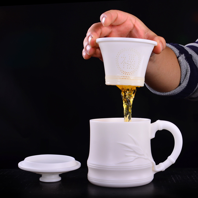 Winjiang hecho a mano dehua porcelana blanca Oficina taza de agua cerámica con tapa filtro té personal regalo negocios letras