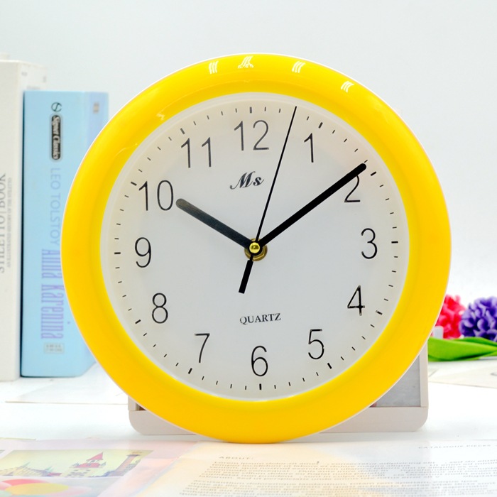 Reloj de pared de color de moda al por mayor de papelería de suministros de oficina tienda de 10 yuanes