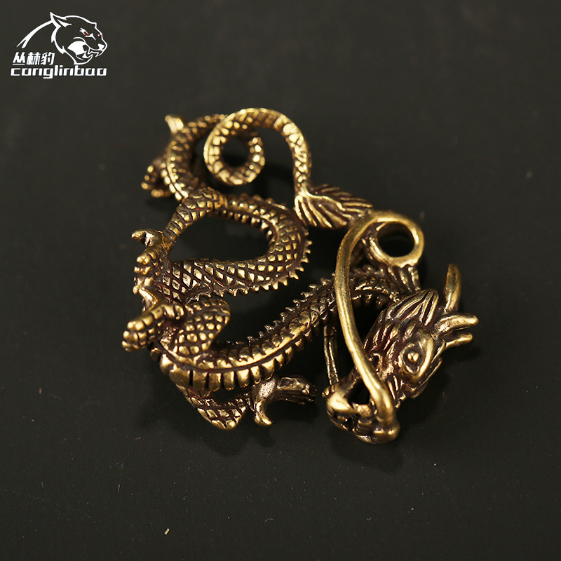 Dragón chino creativo latón domineering tridimensional dragón Sheng Xiaolong dragón rey coche llavero colgante puesto Venta caliente