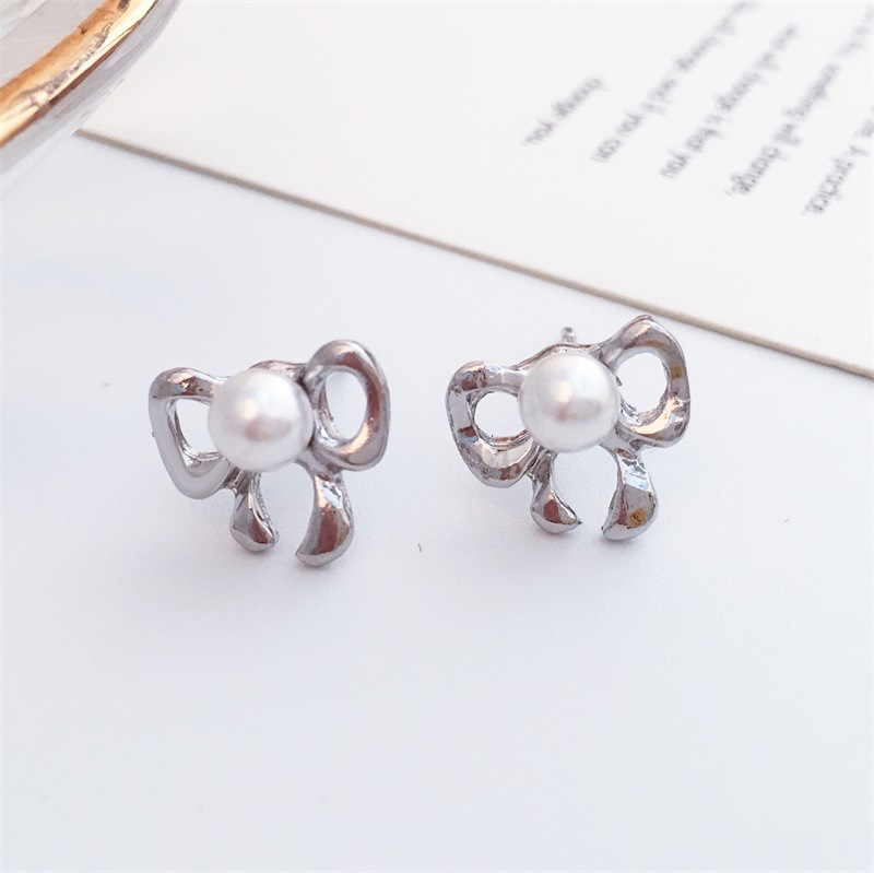 Korean New Boutique Ear Jewelry Wholesale Simple Pearl Bow Earrings Bow Tie Earrings display picture 5