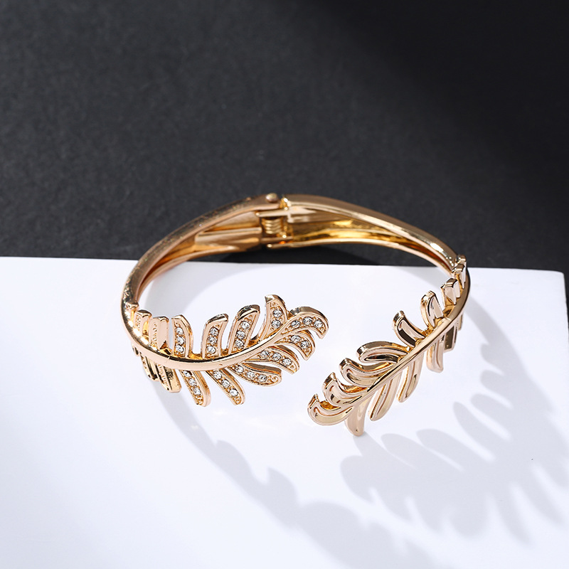 Fashion Gold-plated Leaf Diamond Bracelet display picture 8