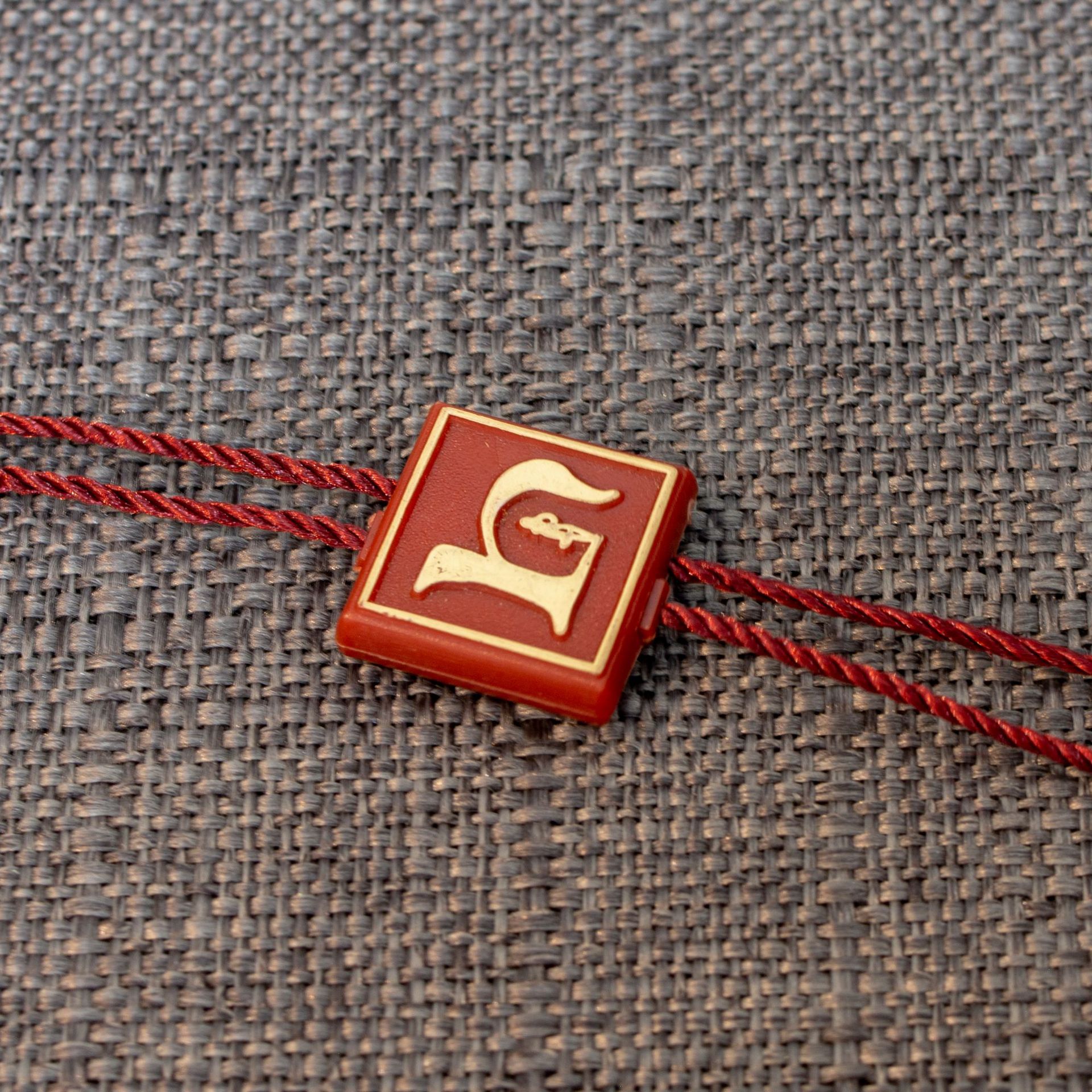 服装商标吊粒 专业生产服装吊粒 定制带底纹刻字吊粒字体烫金吊粒