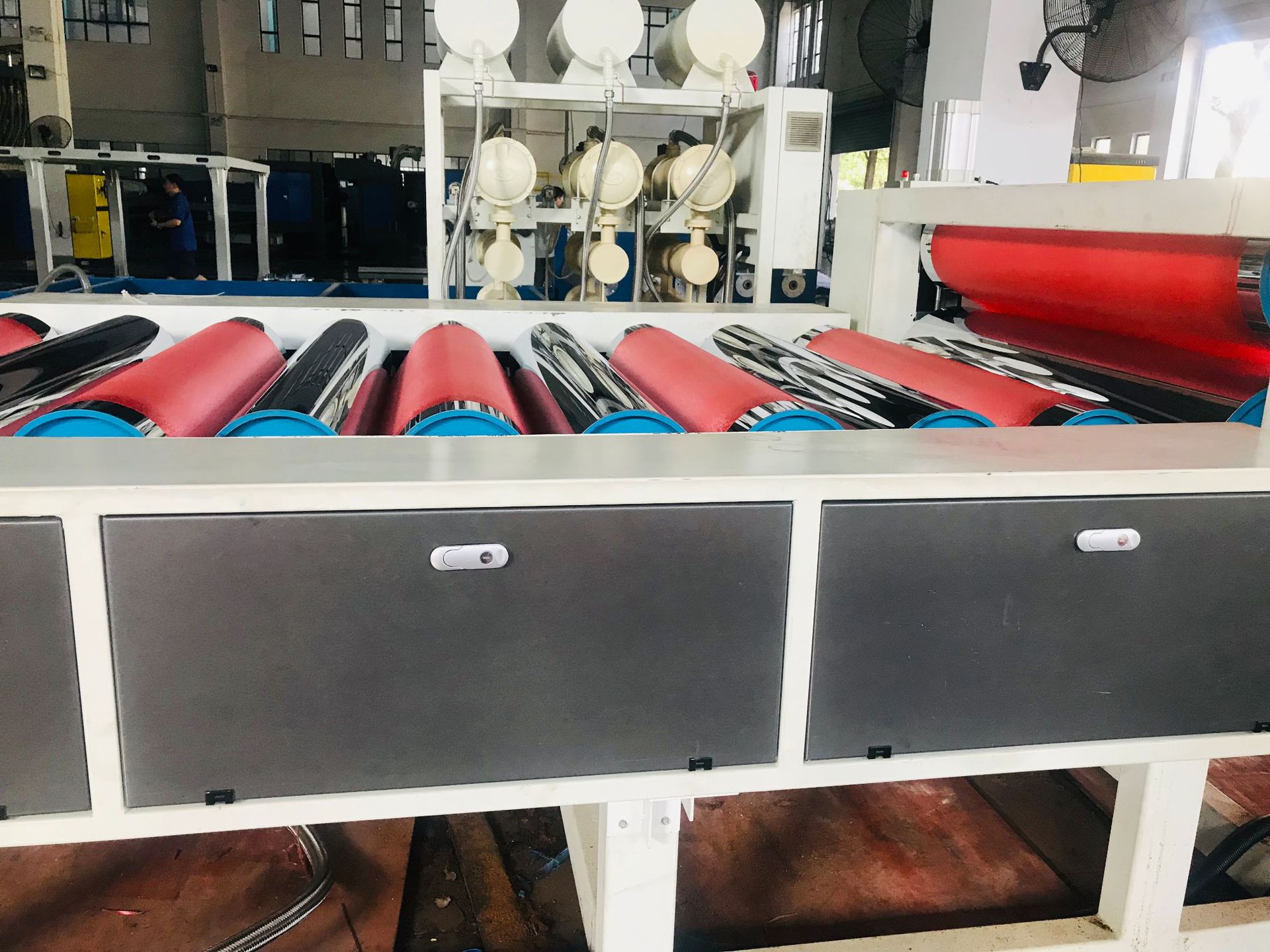 礼品带塑胶挤出机器PP彩带押出机饰品包装彩带设备彩带挤出生产线