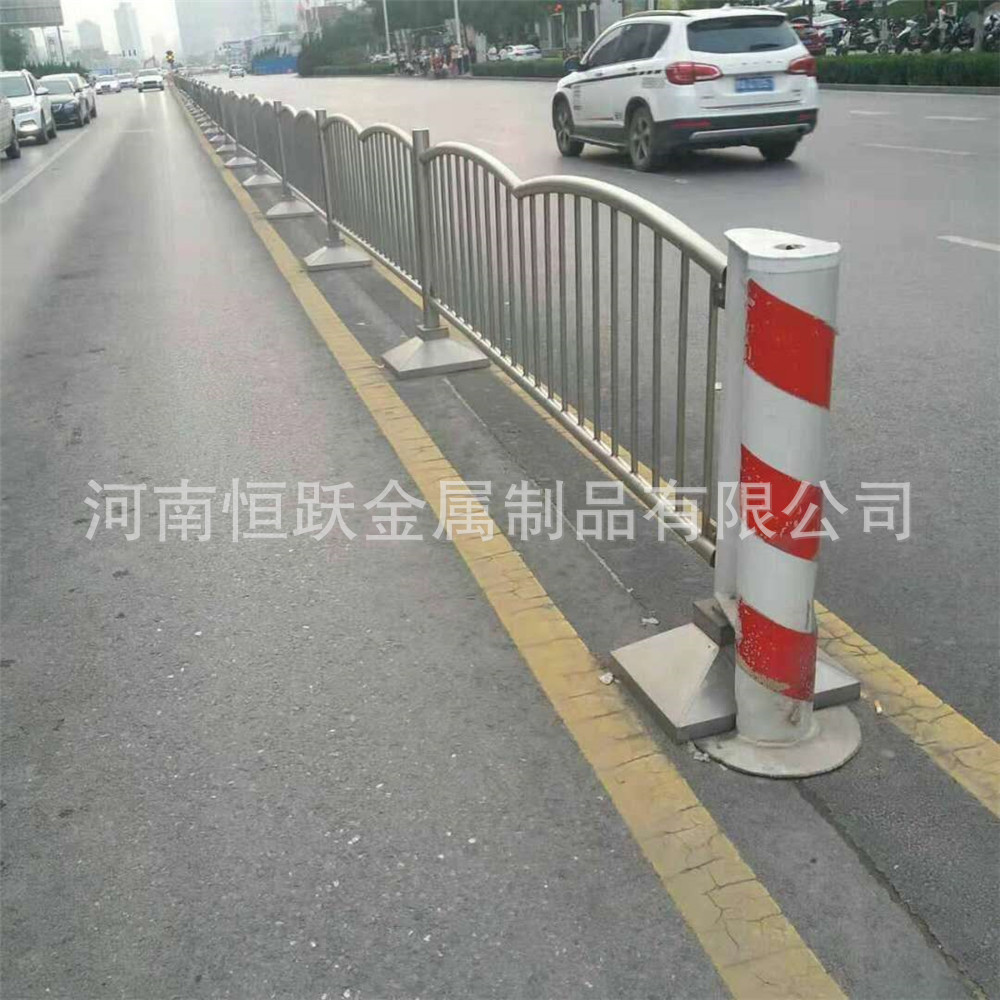 定制市政道路护栏 城市公路不锈钢安全防撞栏 驾校道路隔离栏杆-阿里巴巴