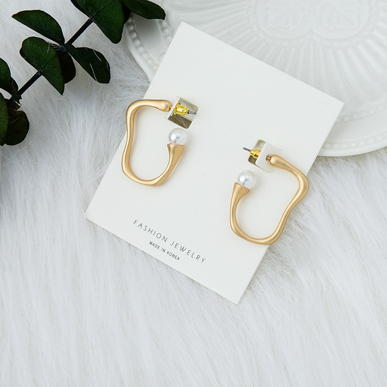 New Korean Geometric Irregular C-shaped Earrings Simple Creative Fashion Stud Earrings display picture 7