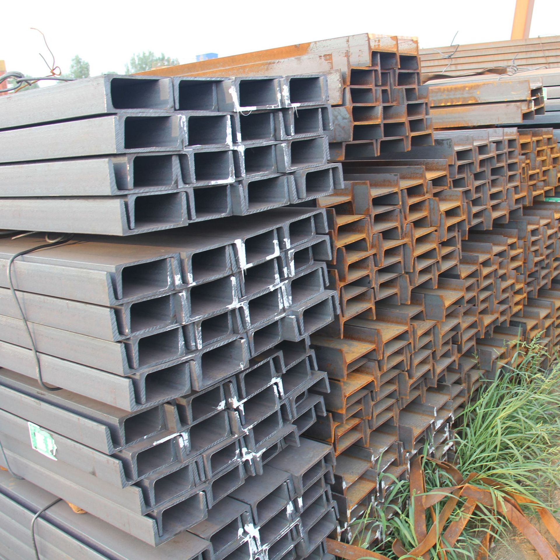 河北规格非标轻型槽钢 Q235B冲孔  等边型材价格 优惠大槽钢