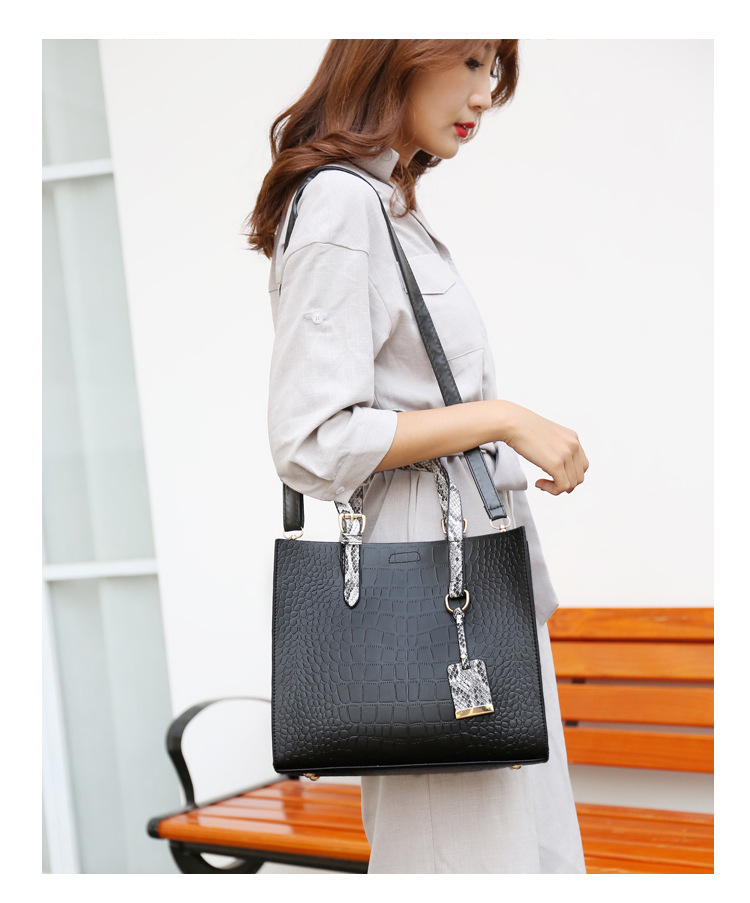 Women's Medium All Seasons Pu Leather Crocodile Fashion Ornament Square Zipper Tote Bag display picture 7