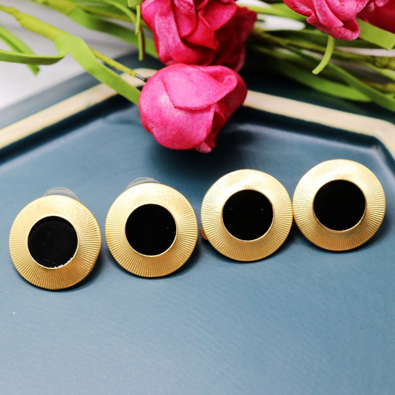 Ear Clip Black Round Earrings Ear Clips Matte Gold Thread Side Round 925 Silver Needle Ear Studs display picture 2