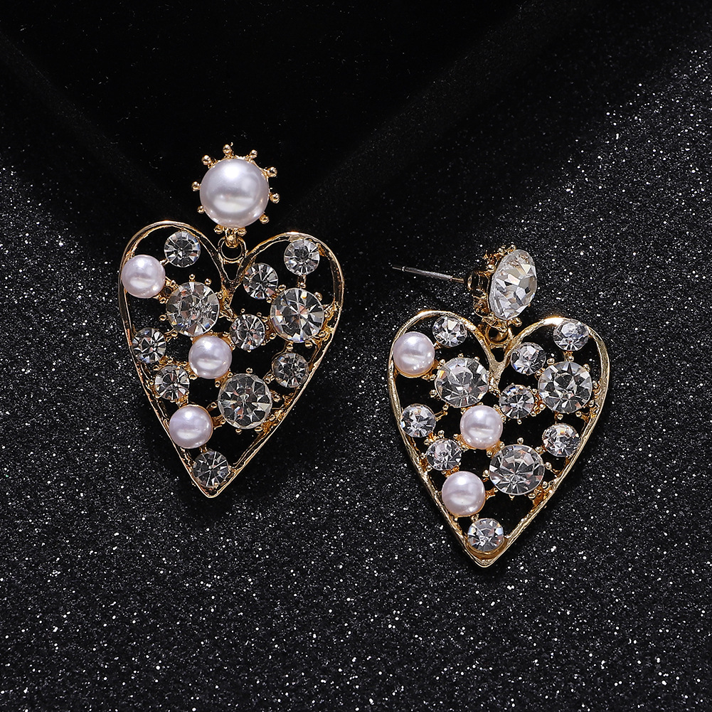 Korea Dongdaemun Schmuck Legierung Diamant Perlen Herzförmige Ohrringe Kreative Asymmetrische Ohrringe Hipster Das Gleiche Zubehör display picture 4