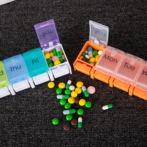 Pressurized bouncing medicine classification portable mini travel medicine organizer, 7-day travel medicine storage box