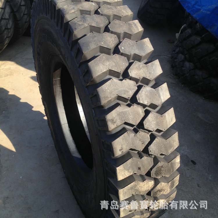 11.00-20 载重卡车轮胎 尼龙矿山花纹