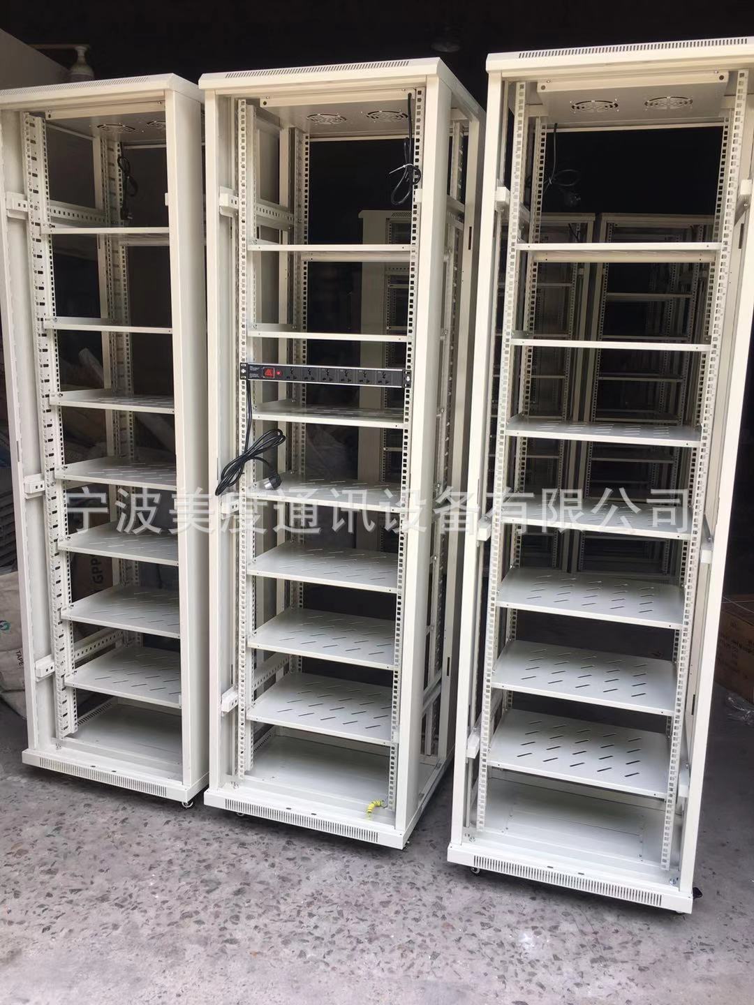 2米白色玻璃门机柜 600*600*42U 19英寸 标准机柜立式网络机柜
