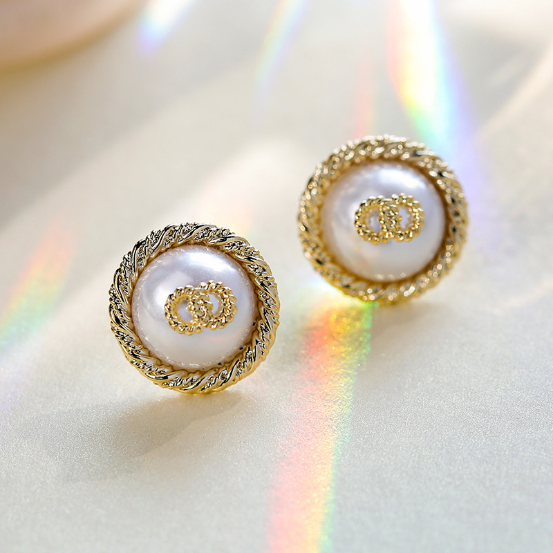 Fashionable elegant winter retro demi-season earrings pearl