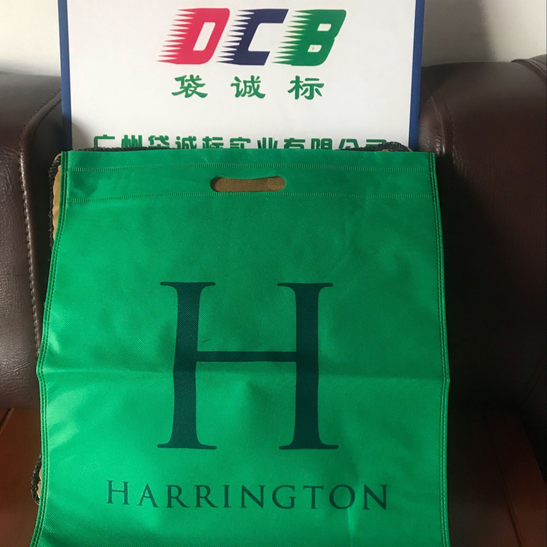 江高厂家定 做服装服饰业用的无纺布平面手挽袋冲孔服装袋帆布袋