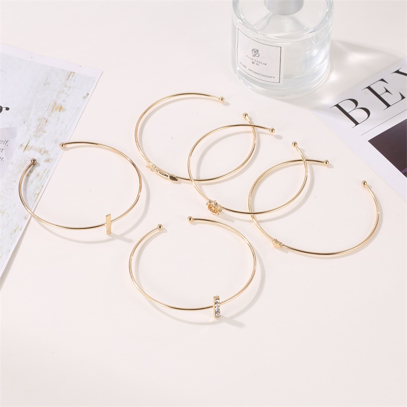 Nuevo Conjunto De Pulsera De Aleación Simple De Metal Flecha Amor De Cinco Piezas De Moda Para Mujer display picture 2