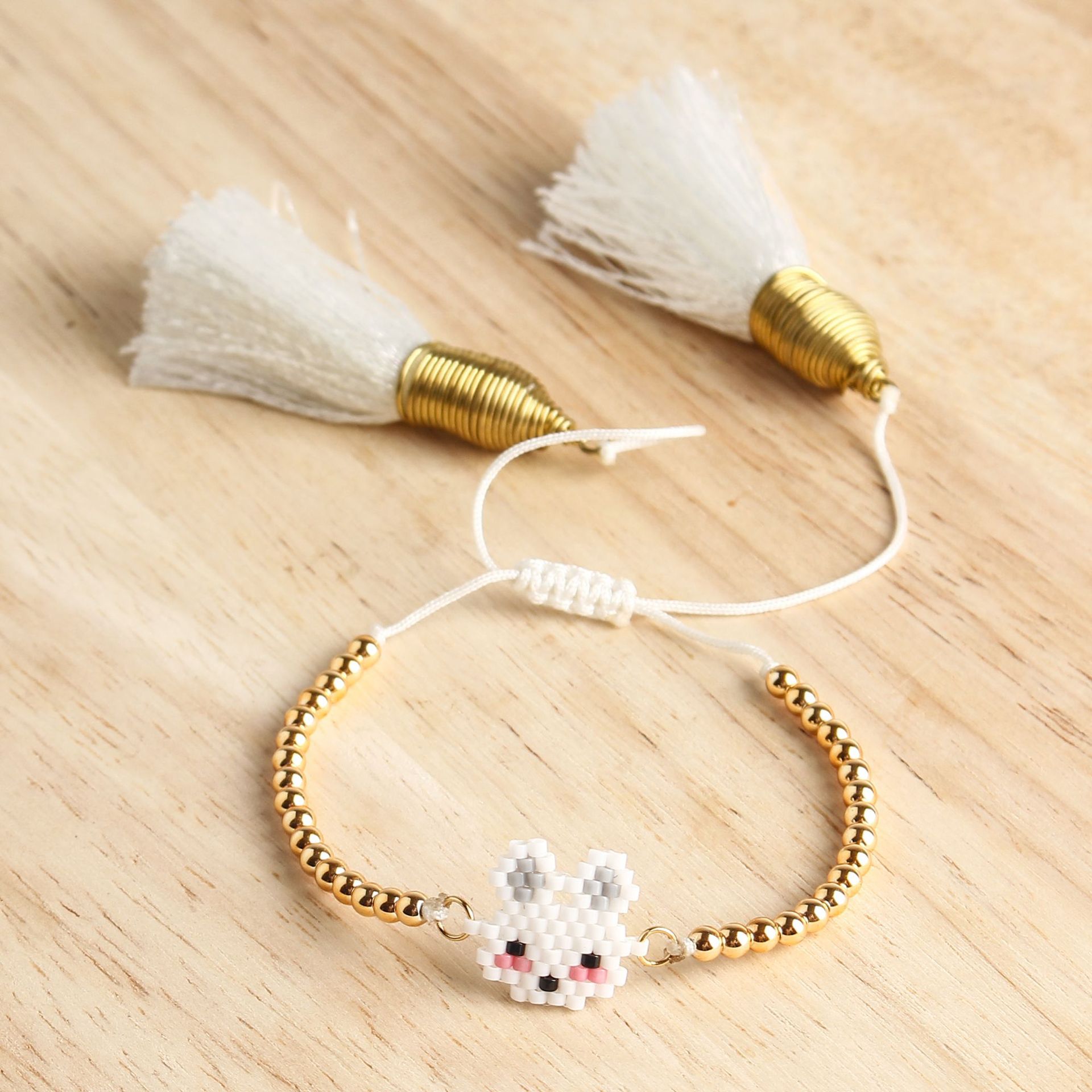 Miyuki Women&#39;s White Rabbit Bracelet display picture 11