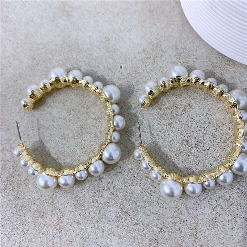 Vintage Style Pearl Hoop Earrings display picture 8