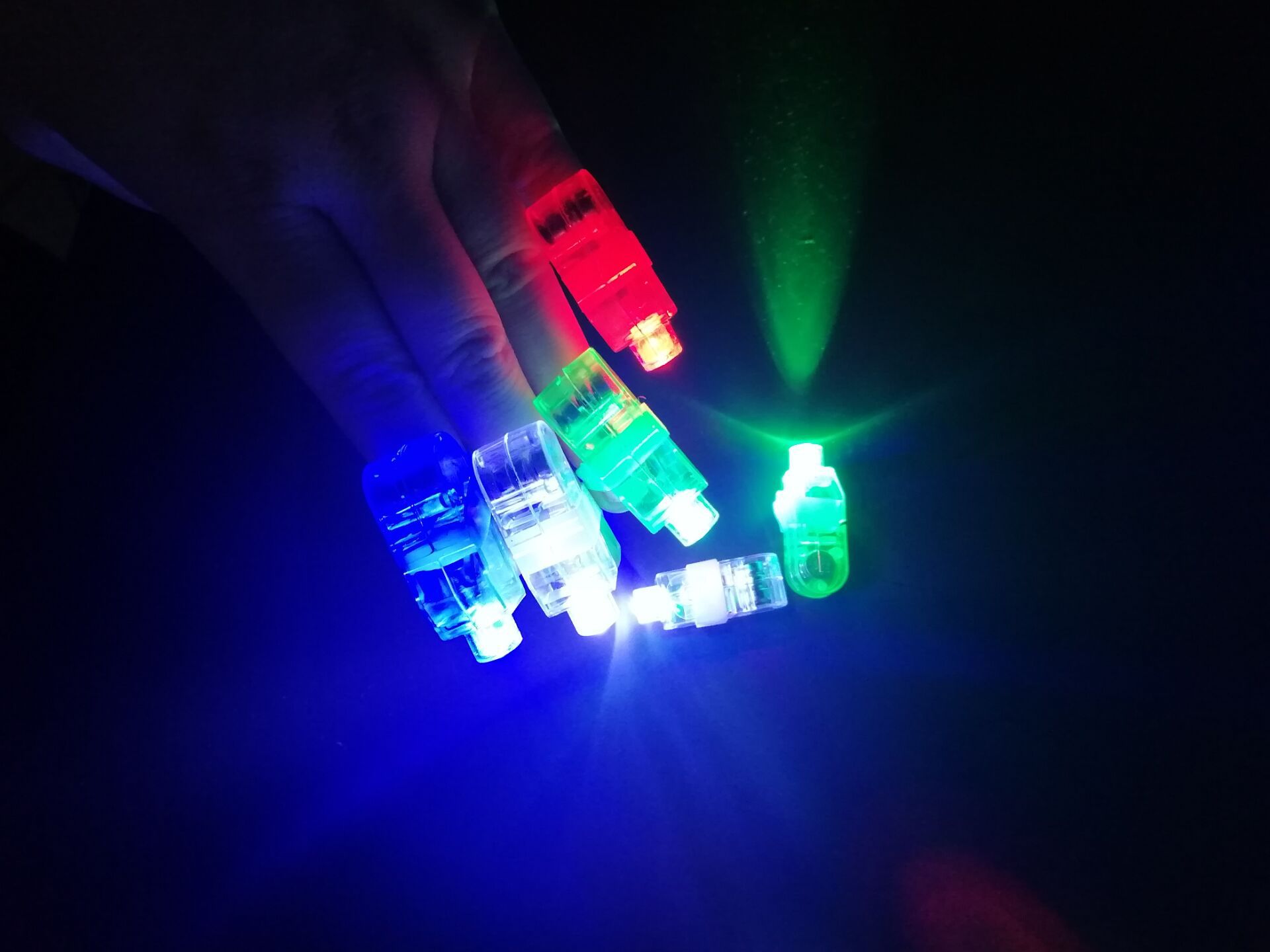 炫彩手指灯/发光玩具LED手指激光灯戒指灯 发光戒指-阿里巴巴