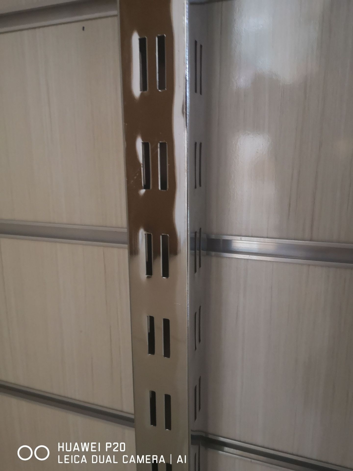 Suministrado directamente del fabricante, tubo cuadrado de hierro galvanizado AA de 38*38 mm, barra de pilar A, engrosada, específicamente para estanterías de tiendas de ropa.
