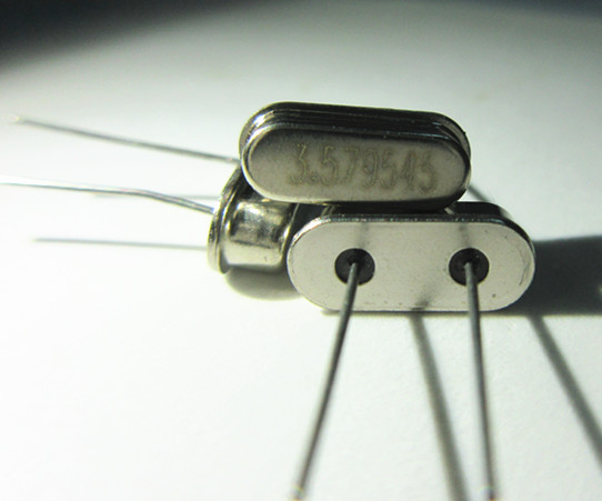 3.579545M HC-49S 无源晶振 振荡器 2脚 3.579Mhz