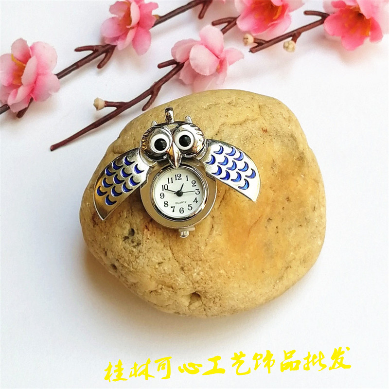 흰색 바탕에 파란색