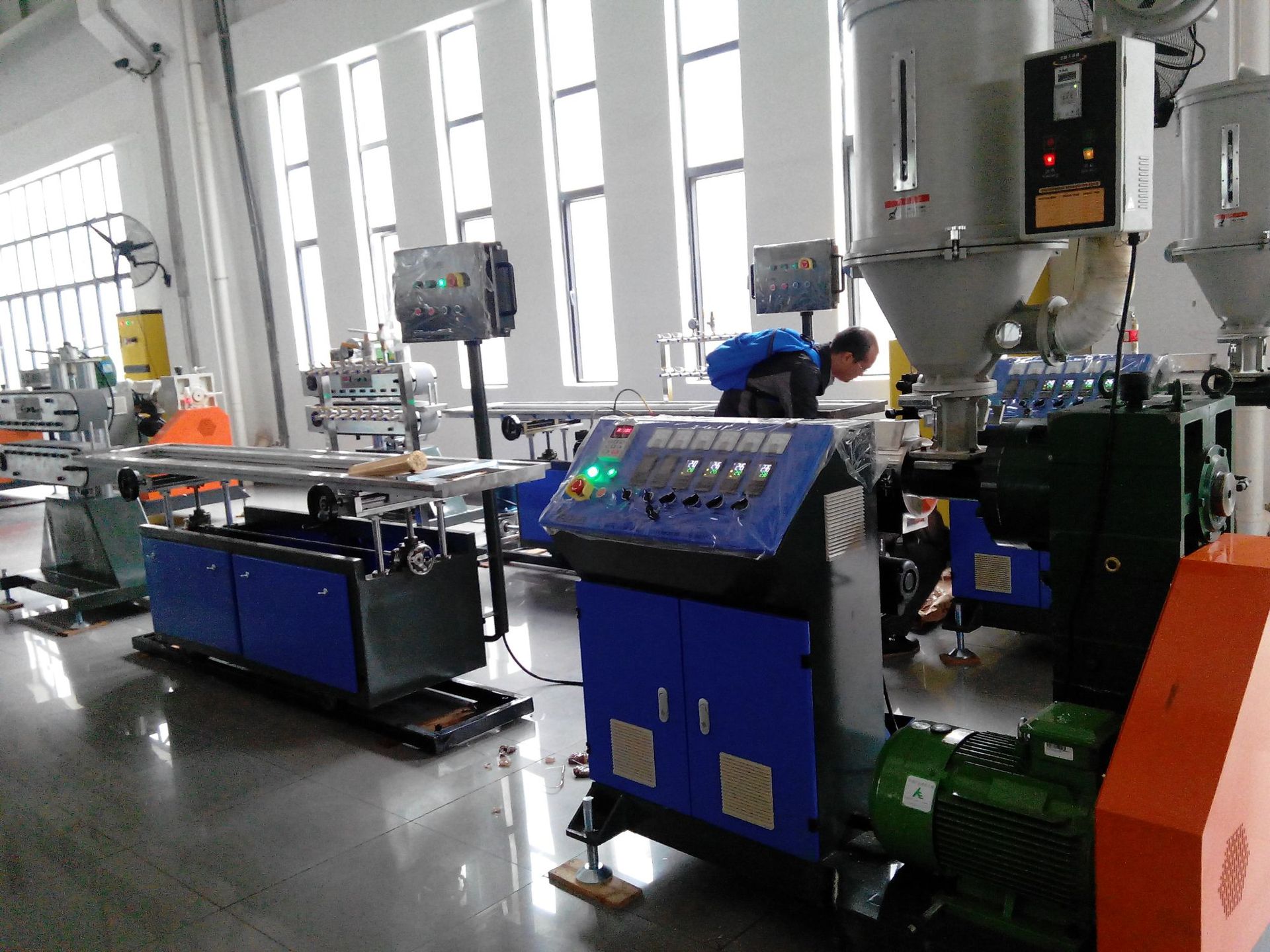 （塑料挤出机）供应灯罩押出生产线 多种规格可定制 塑化好产量高