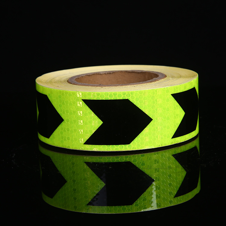 PVC绿底闪亮晶蜂窝小黑箭头导向反光胶带 道路防护警示反光胶带