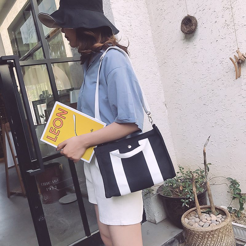 织带小方包模特