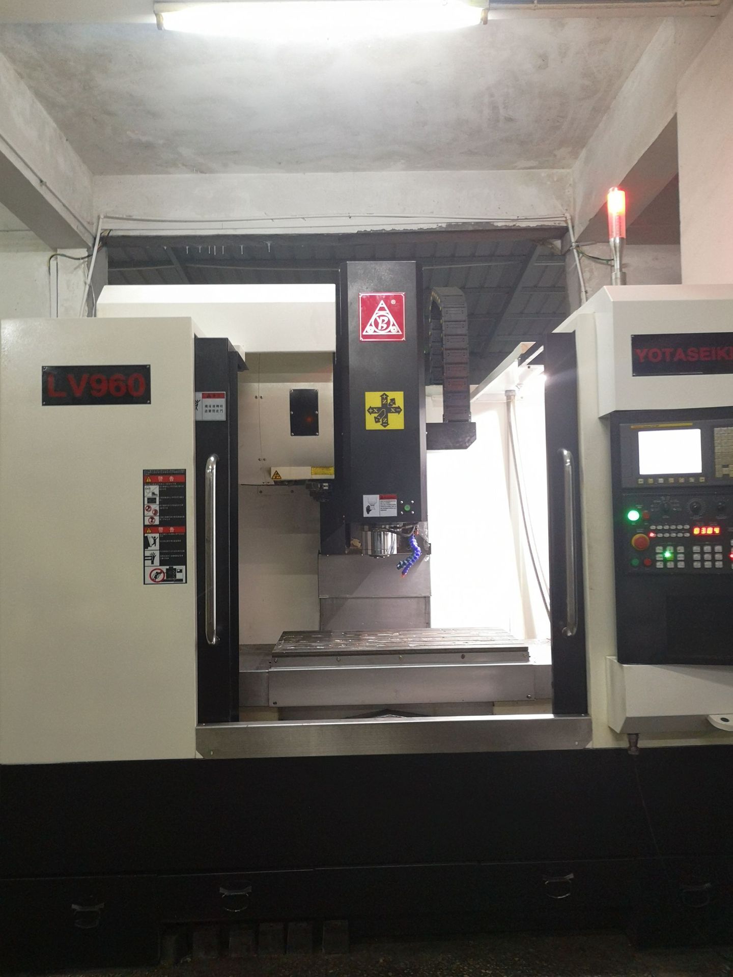 刚回来二台9.5成二手源邦数控加工中心、LV-960二手机床设备CNC机