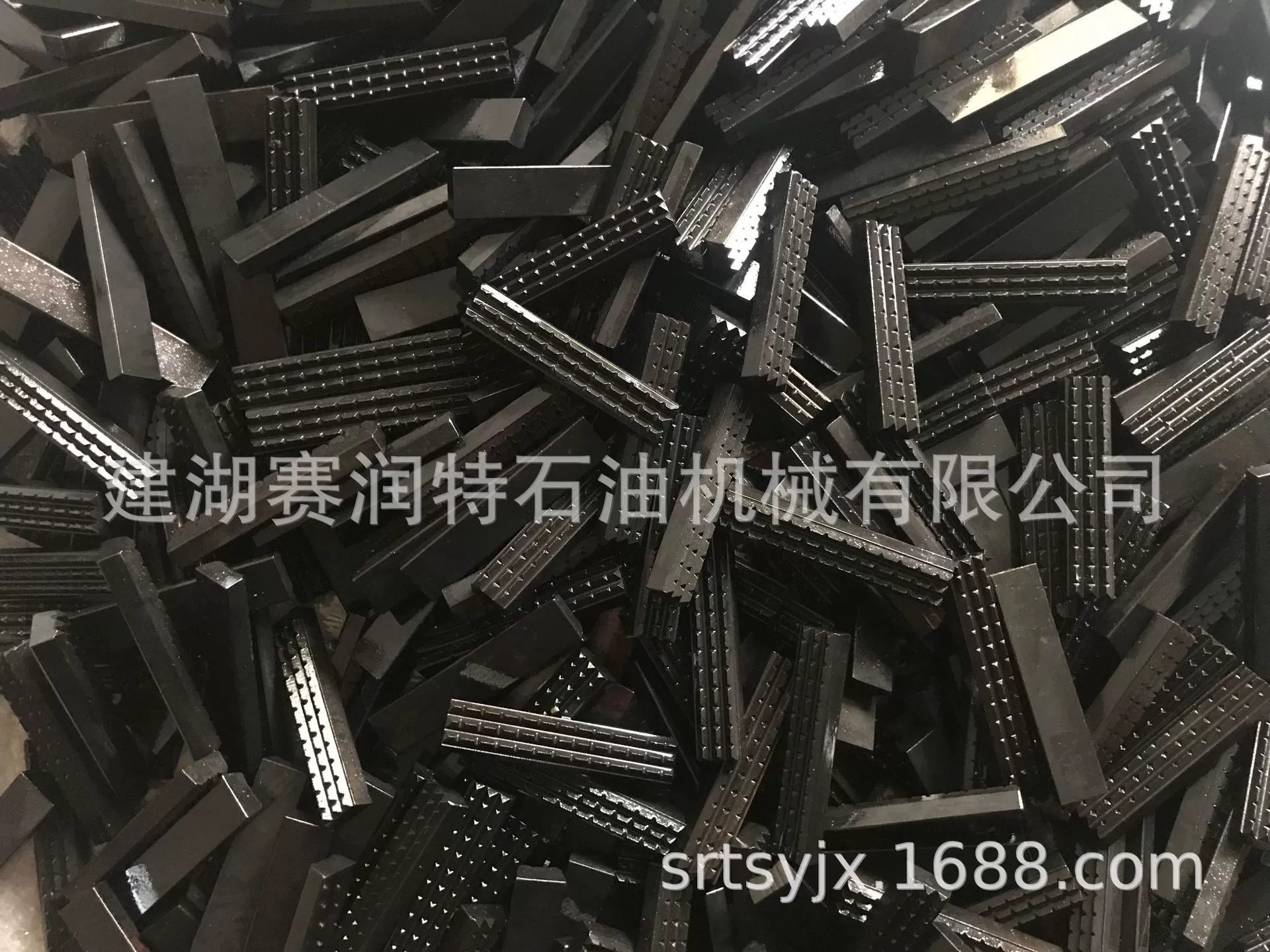 Производитель поставляет зажимные зубы, зубную пластину, зубной блок.