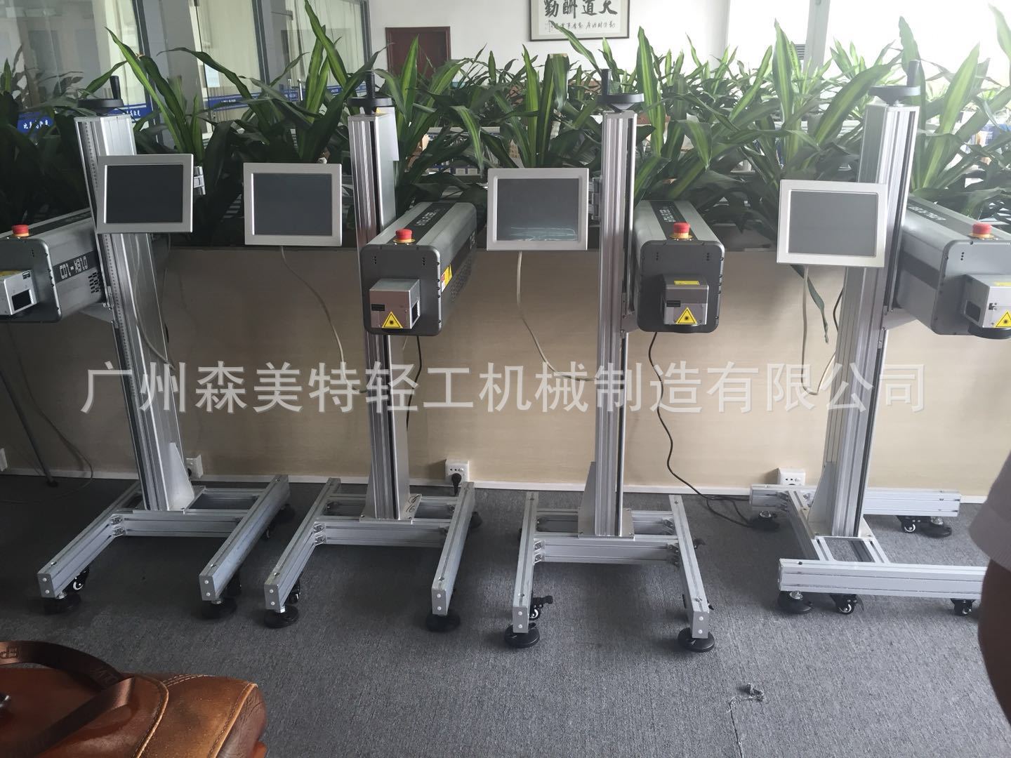 自带电脑系统高速度全自动激光喷码机 光纤激光打码机