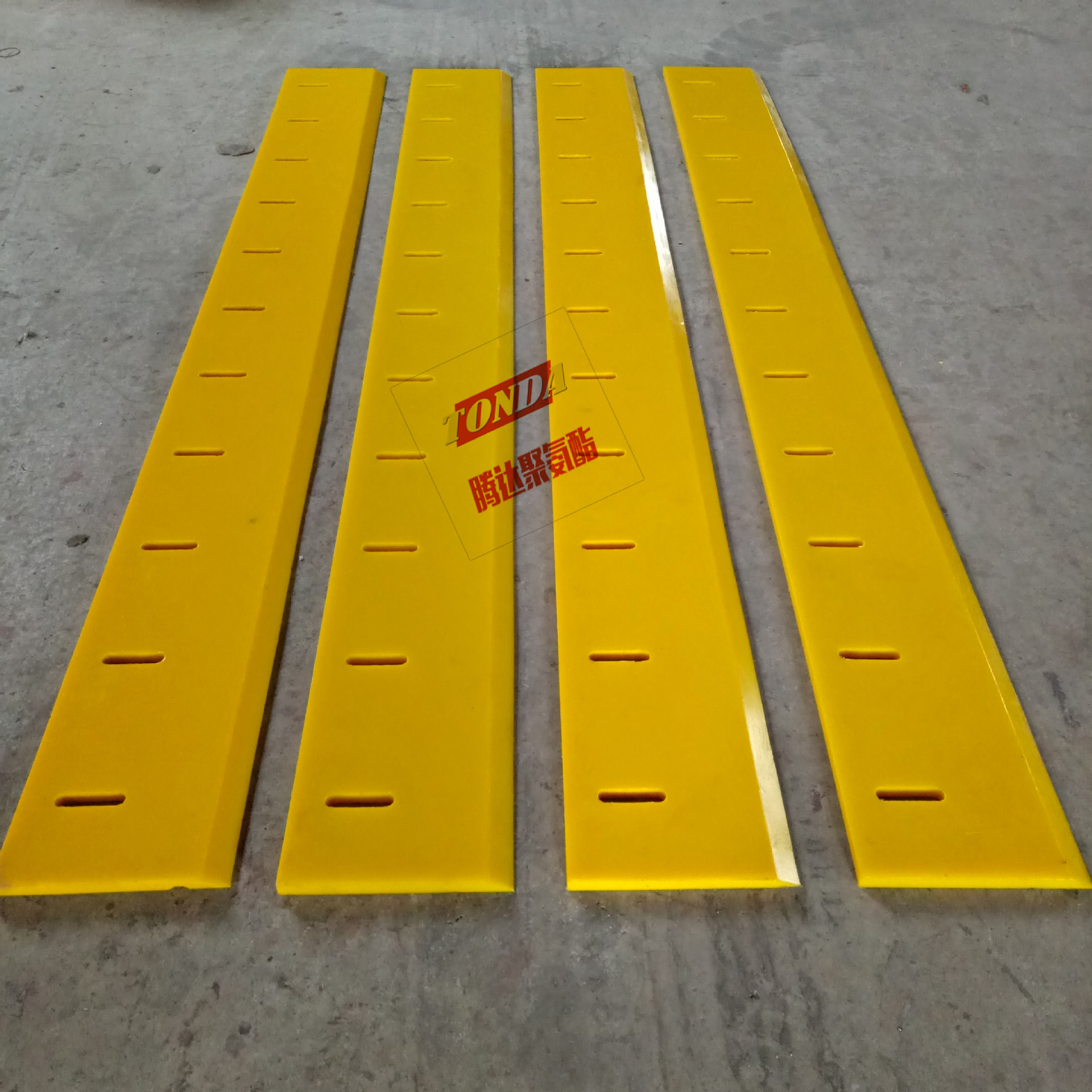 耐磨耐撕裂聚氨酯刮板 皮带机刮板 带孔带斜边聚氨酯刮泥板