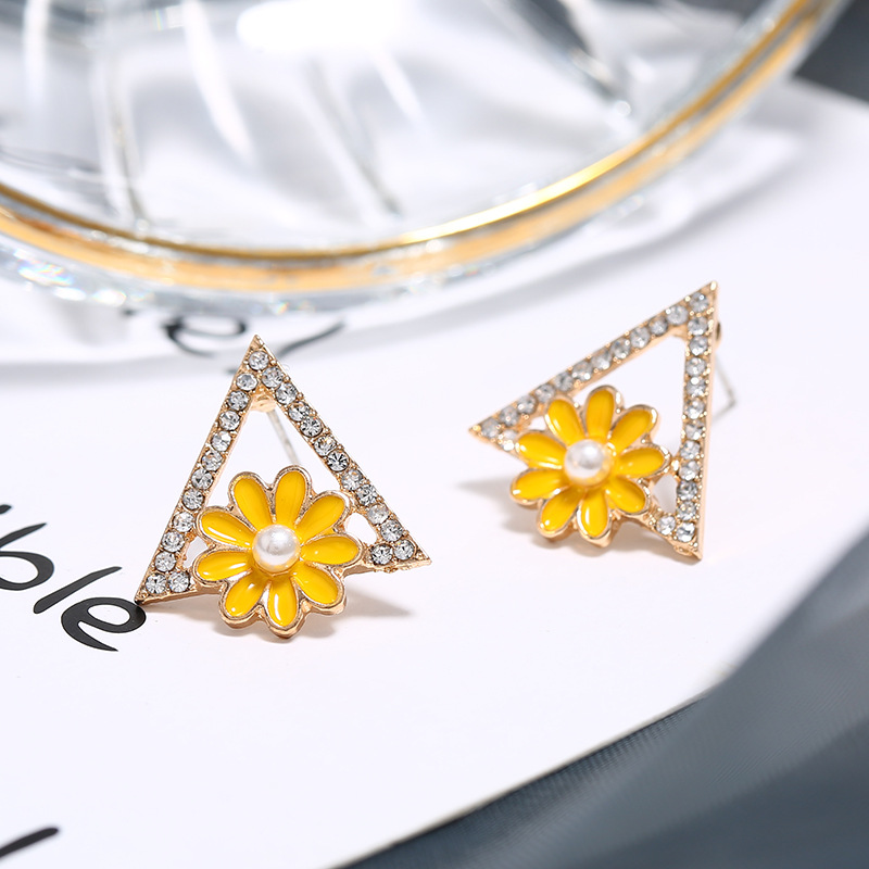 Croix-frontière Fournir 2019 Nouveau Accessoires De Mode Ol Triangle Boucles D'oreilles Mignon Personnalité Géométrique Fleur Boucles D'oreilles display picture 6