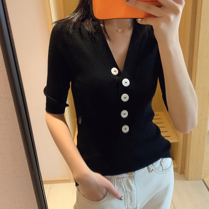 The upper body is super beautiful! Breathing Wool Skin-Friendly Knit Top with V-Neck Thin Shell Buckle