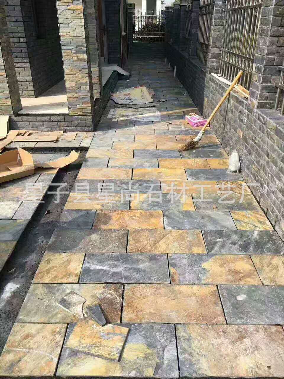 天然板岩_黄锈色板岩自然面锈石板花色别墅园林地面 - 阿里巴巴