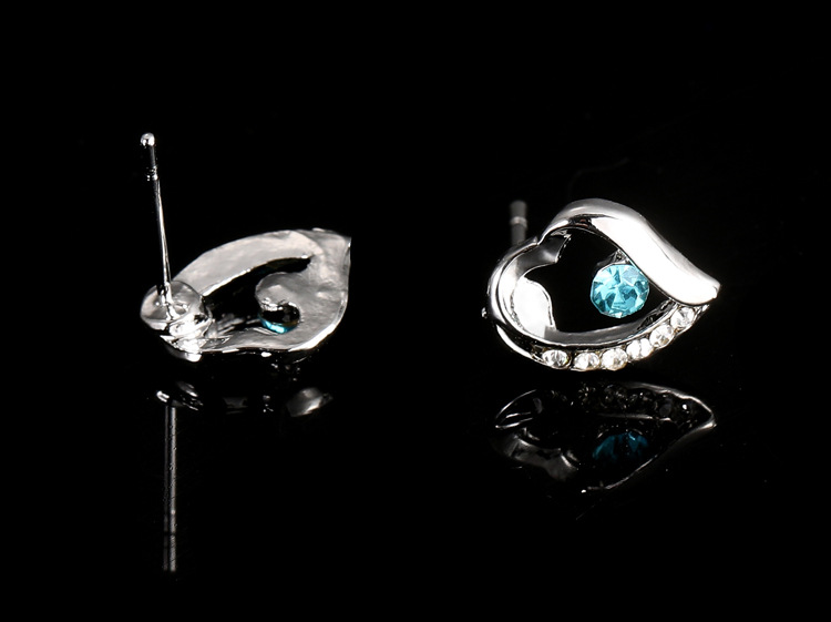 16G labret stud size and finish detail