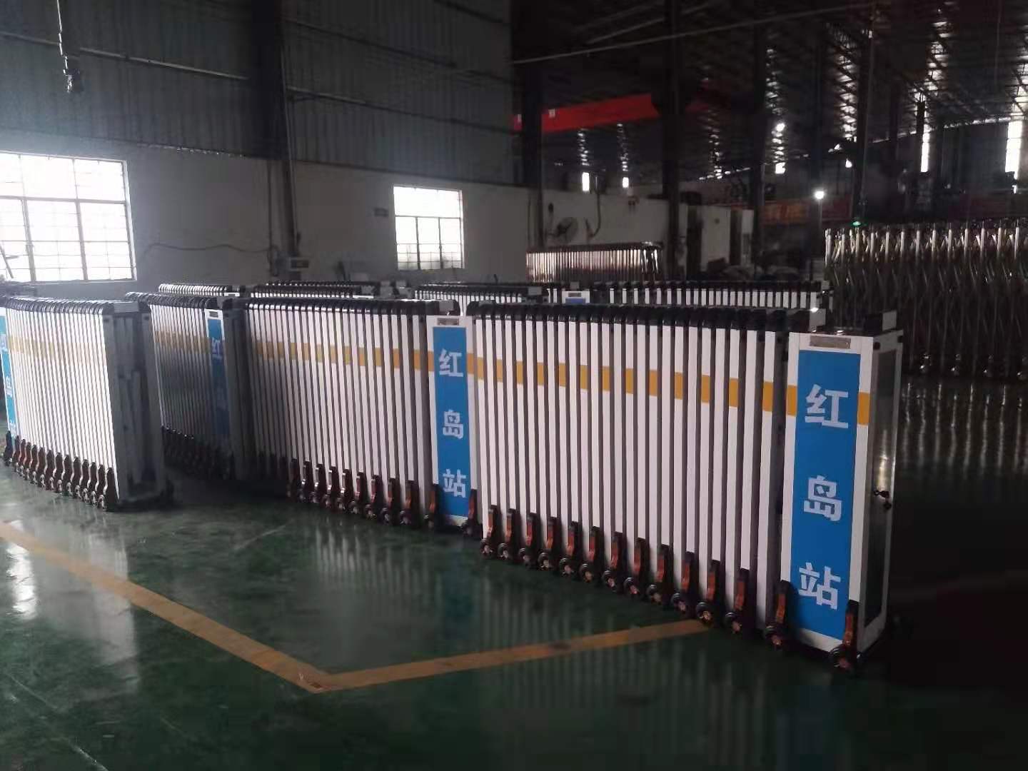 厂家手动推拉门不锈钢伸缩路障活动护栏市政隔离公路折叠临时围栏-阿里巴巴
