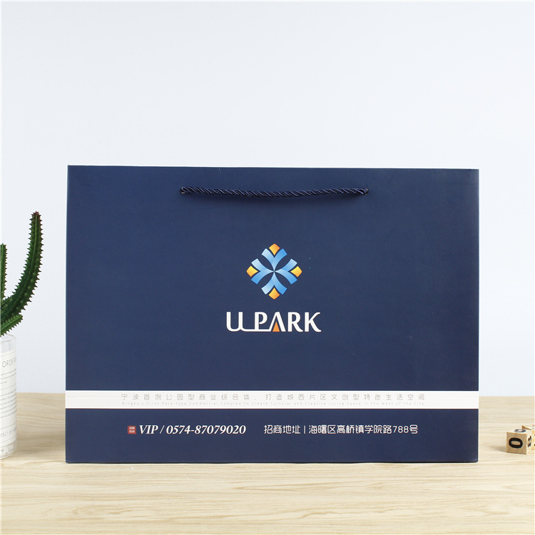 服装手提纸袋 白卡彩印男女装购物包装铆钉手提礼品纸袋定logo