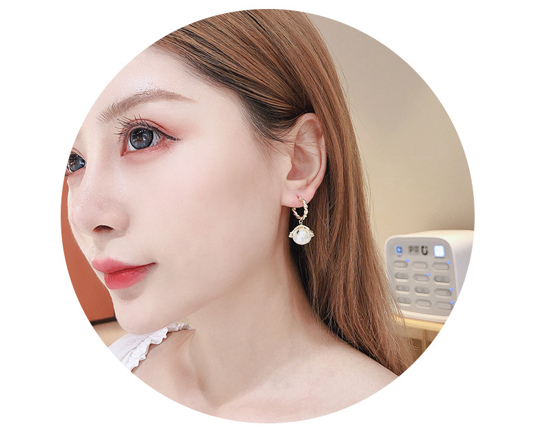 Silver Needle Earrings Retro Palace Pearl Stud Earrings Women Fashion Earrings display picture 11