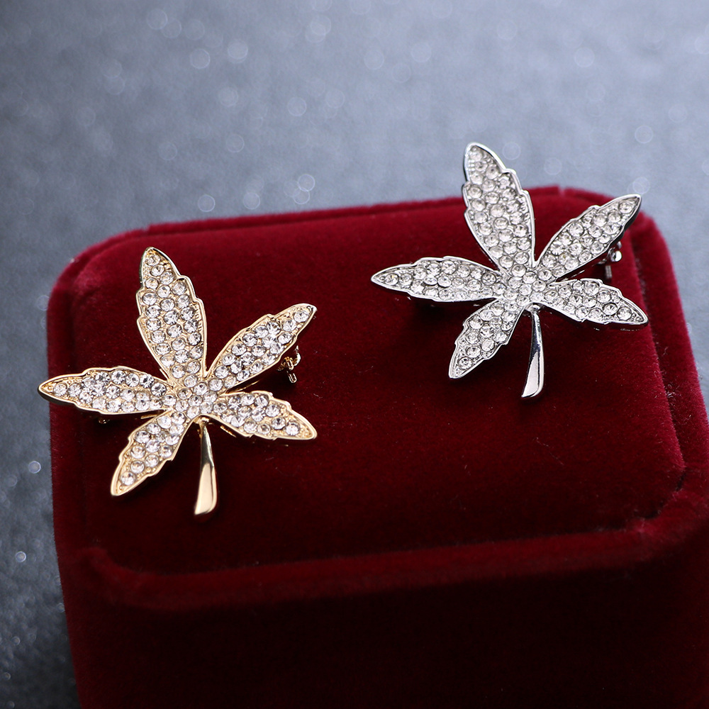 Fashion accessory maple leaf broach in Gold or silver with crystal diamonds for added shine