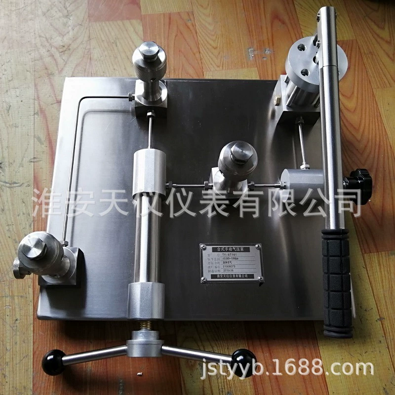 Настольный пневматический напорный насос, настроенный как барометрический контрольный датчик давления, стойка для проверки положительного и отрицательного давления из нержавеющей стали