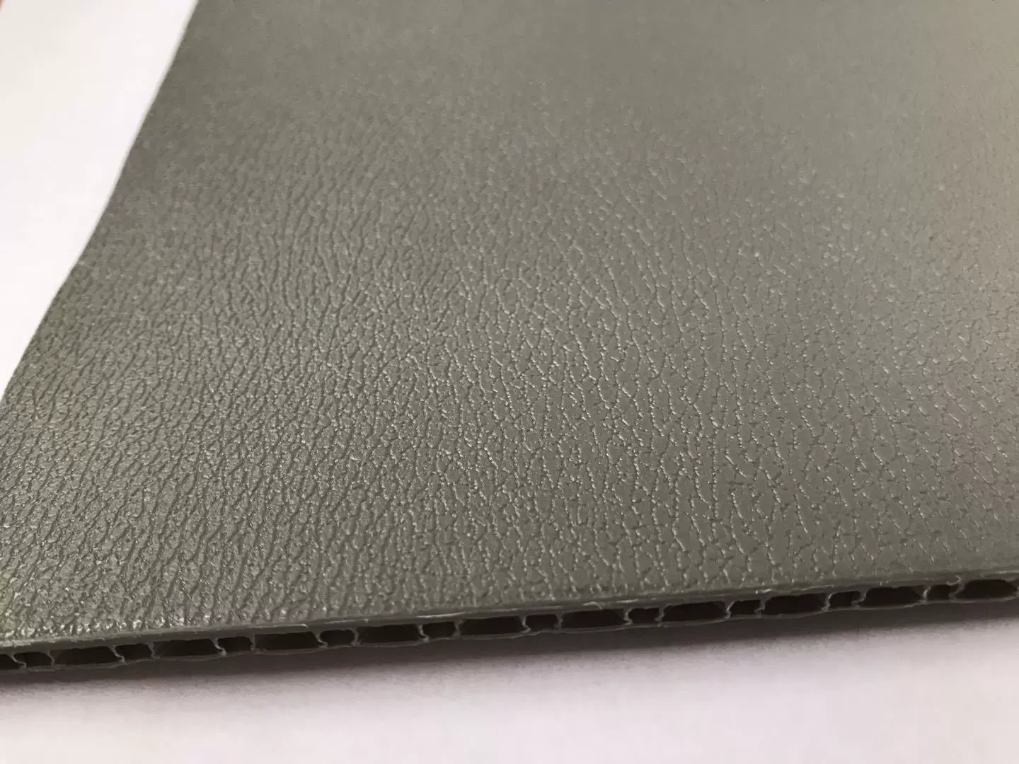 皮纹蜂窝板太空箱材料黑色蜂巢板表面纹路可制作源头工厂pp中空板