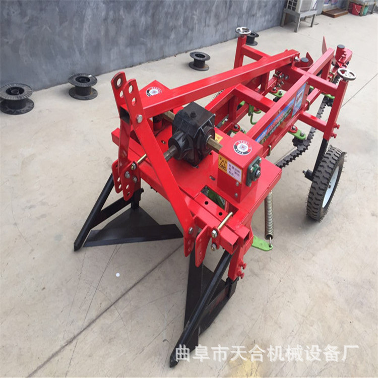 小四轮带链条式花生收获机 土豆红薯收获机 收货机型号图片