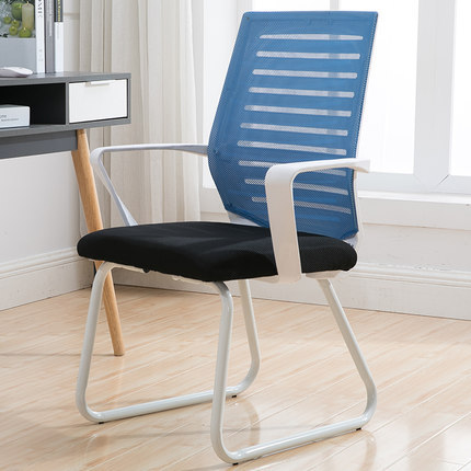 Белая рама синий сетчатый стул лука