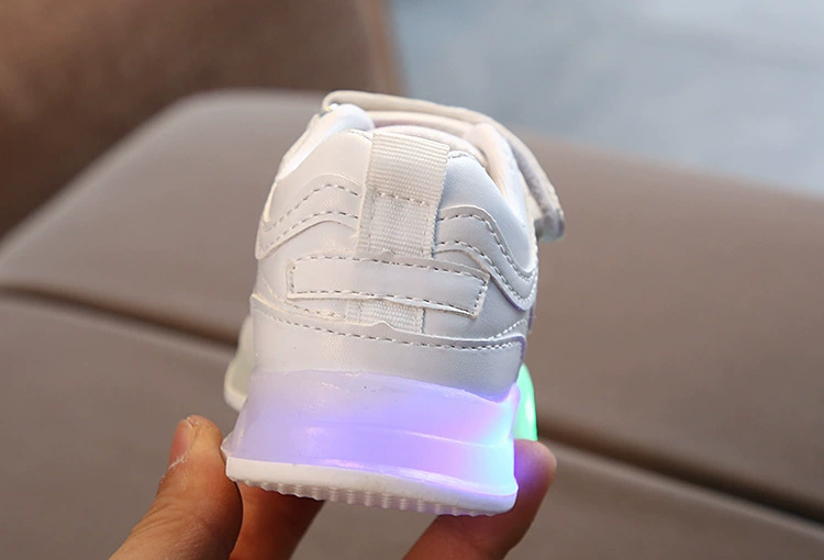 comfortable sandals child Children Casual Running Shoes With Light LED Boys Girls Sneakers 2022 Spring Cartoon Lighted Sport Shoes Fashion Luminous Boots extra wide children's shoes